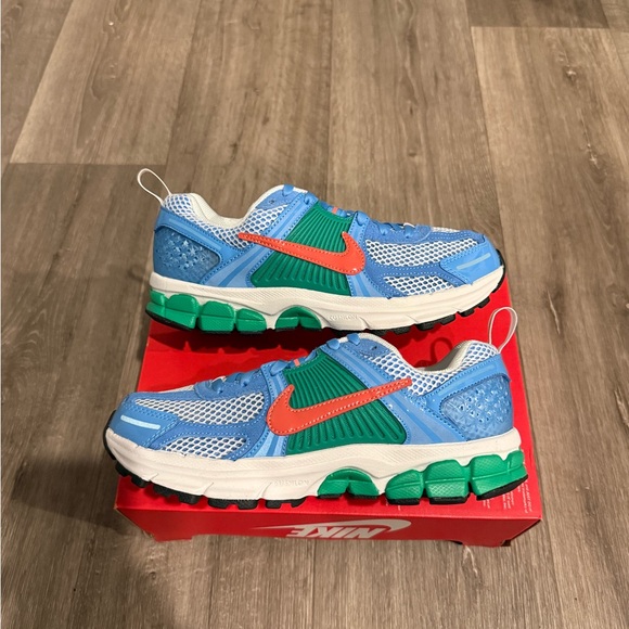 Nike Shoes - Nike Vomero 5